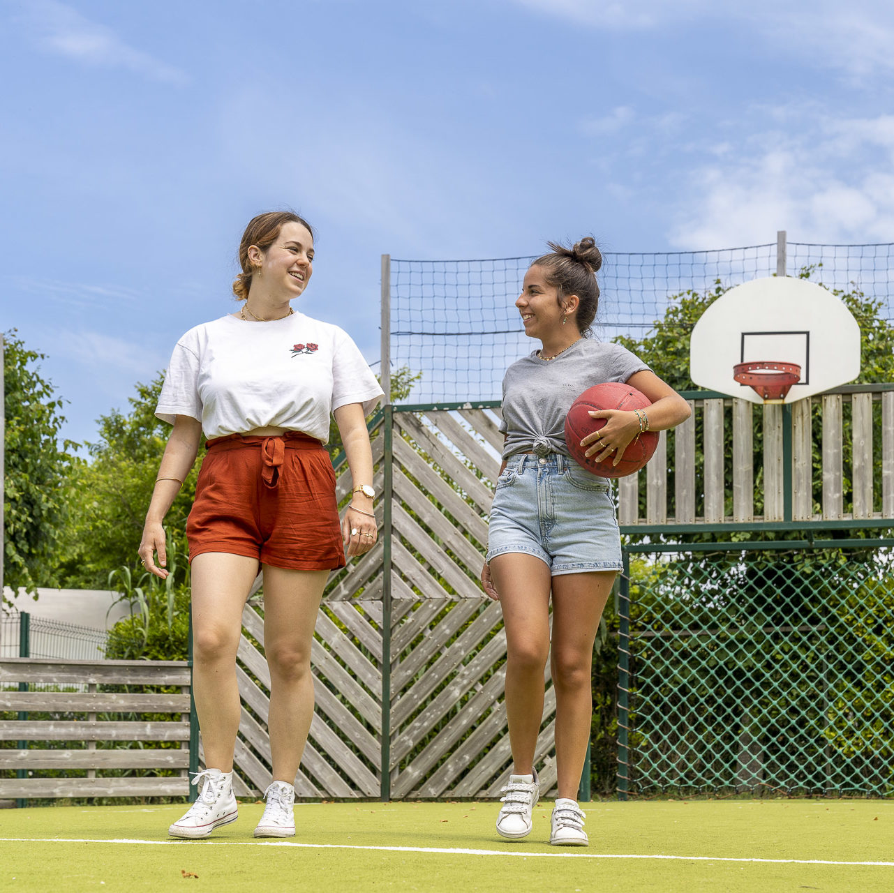 Deux personnes avec un ballon de basket