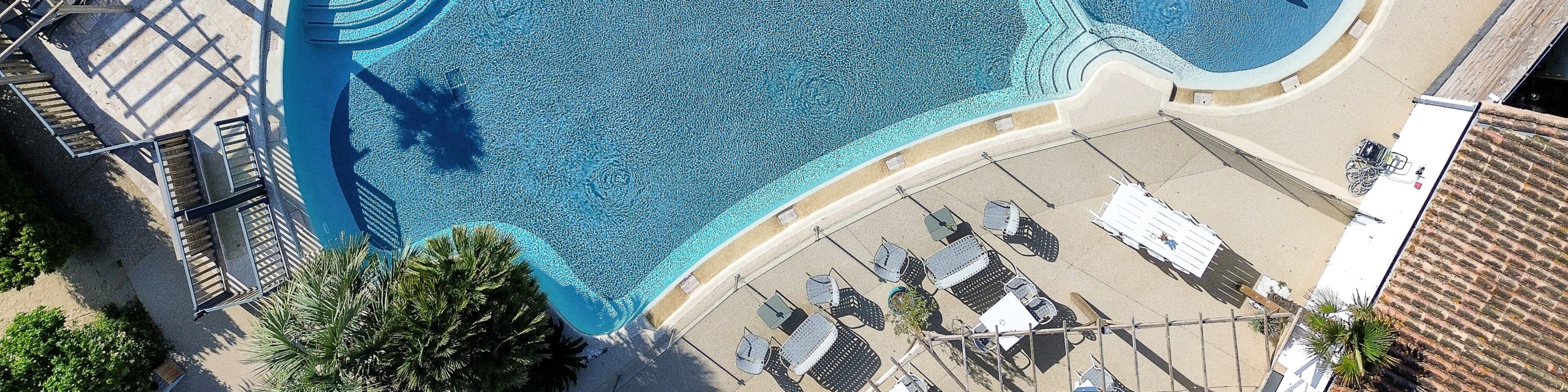 Piscine et terrasse de restaurant