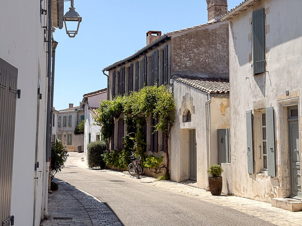 Rue du village de la Couarde-sur-mer
