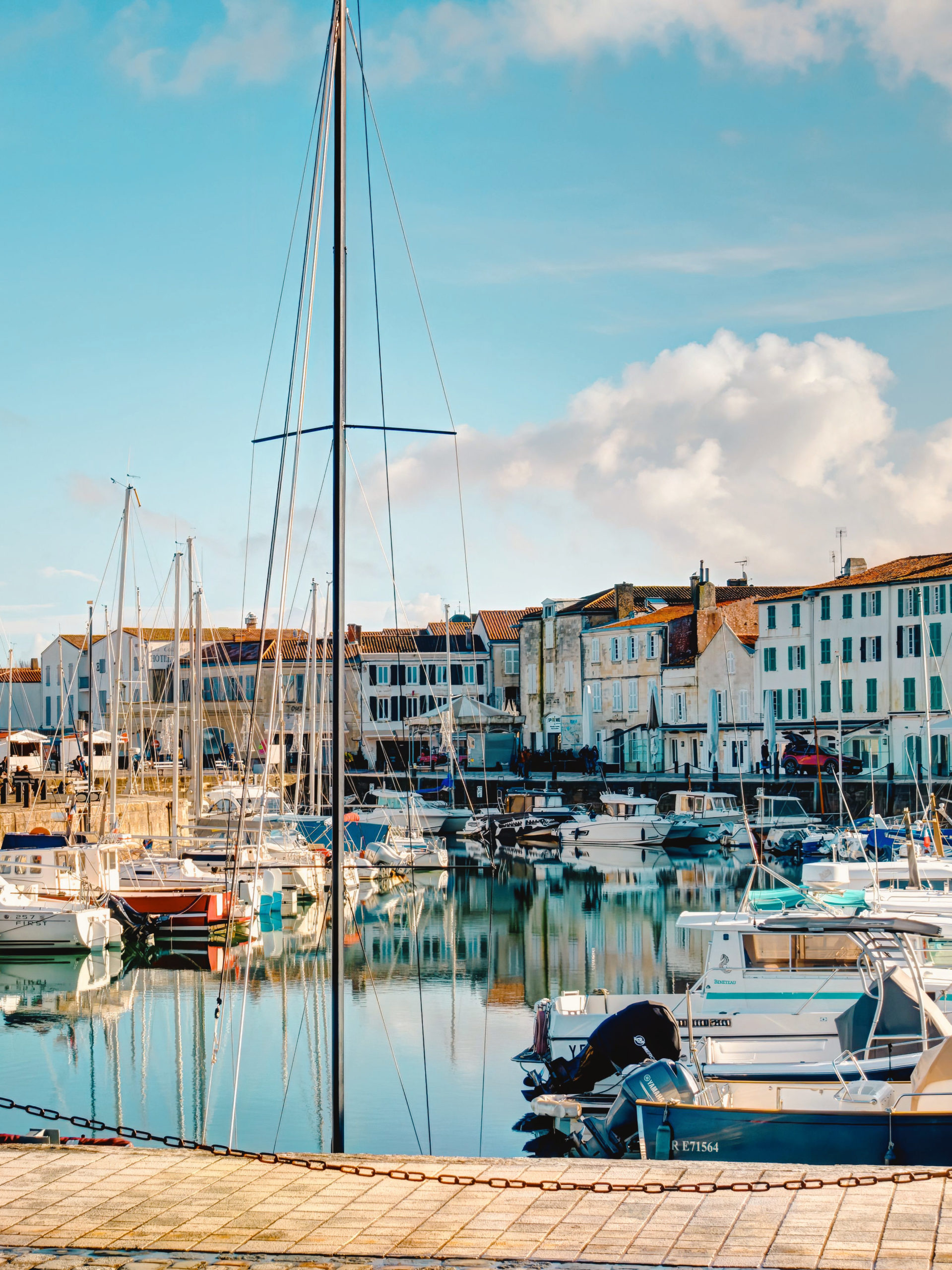Photo d'un petit port à Saint-Martin de Ré