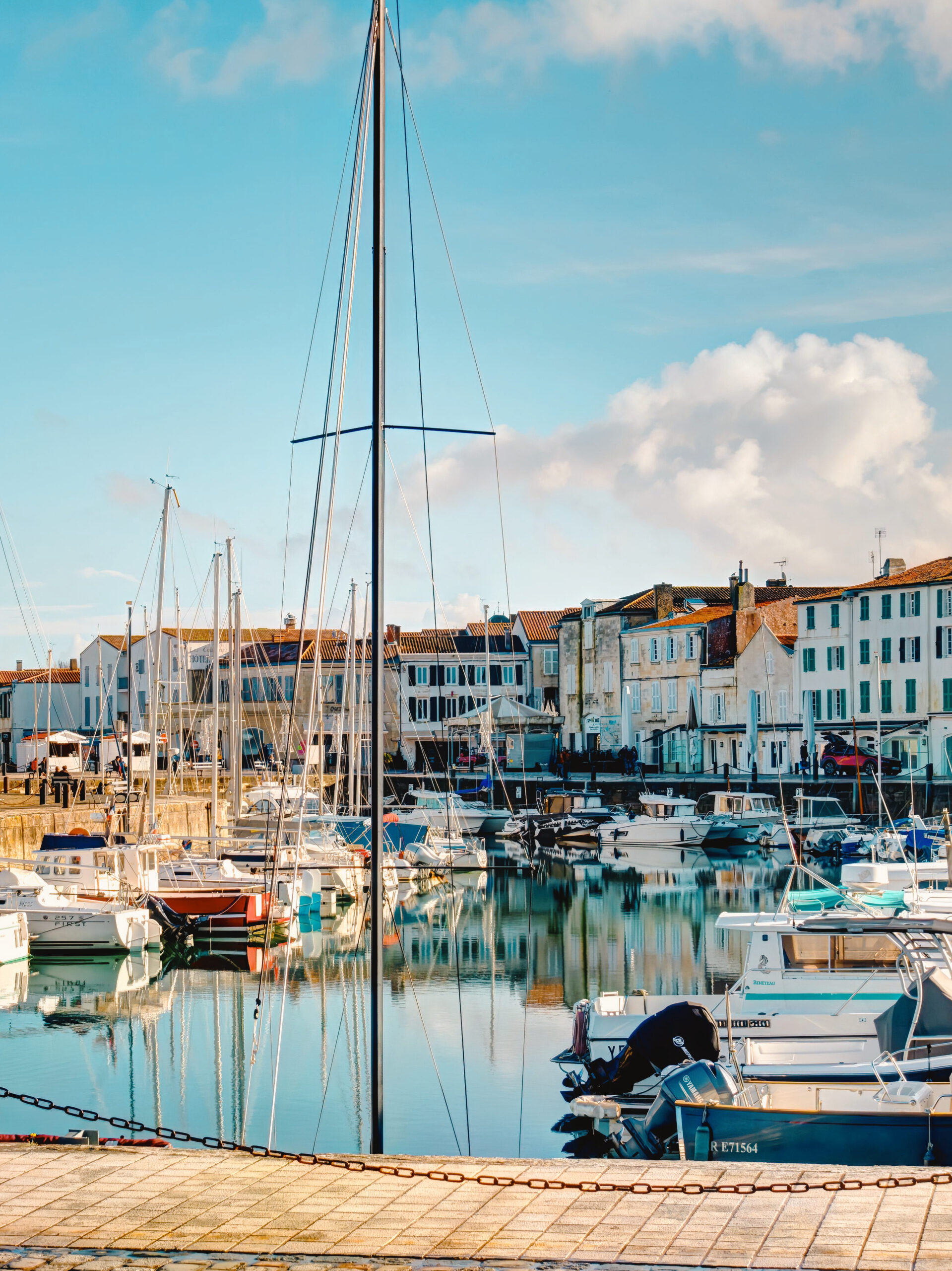 Photo d'un petit port à Saint-Martin de Ré