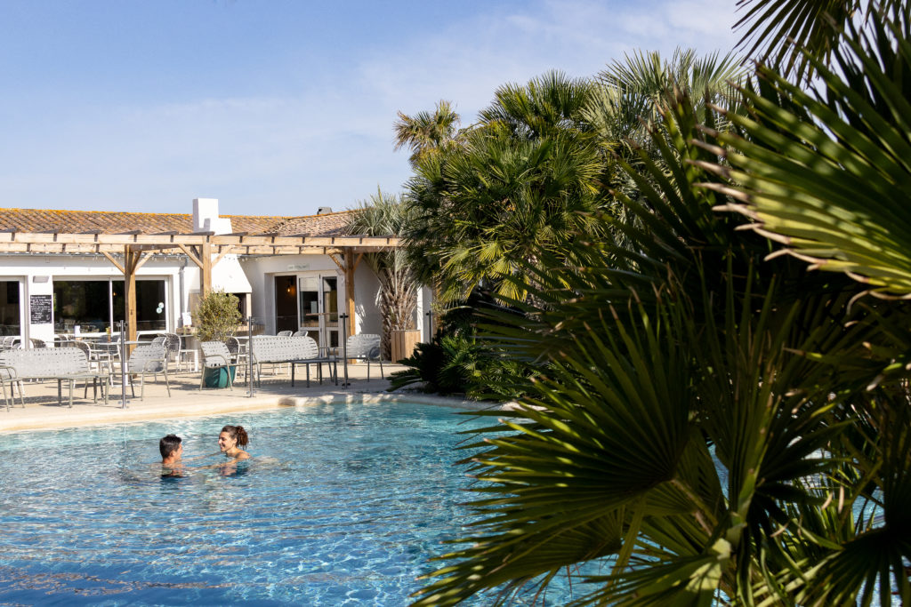Deux personnes dans une piscine