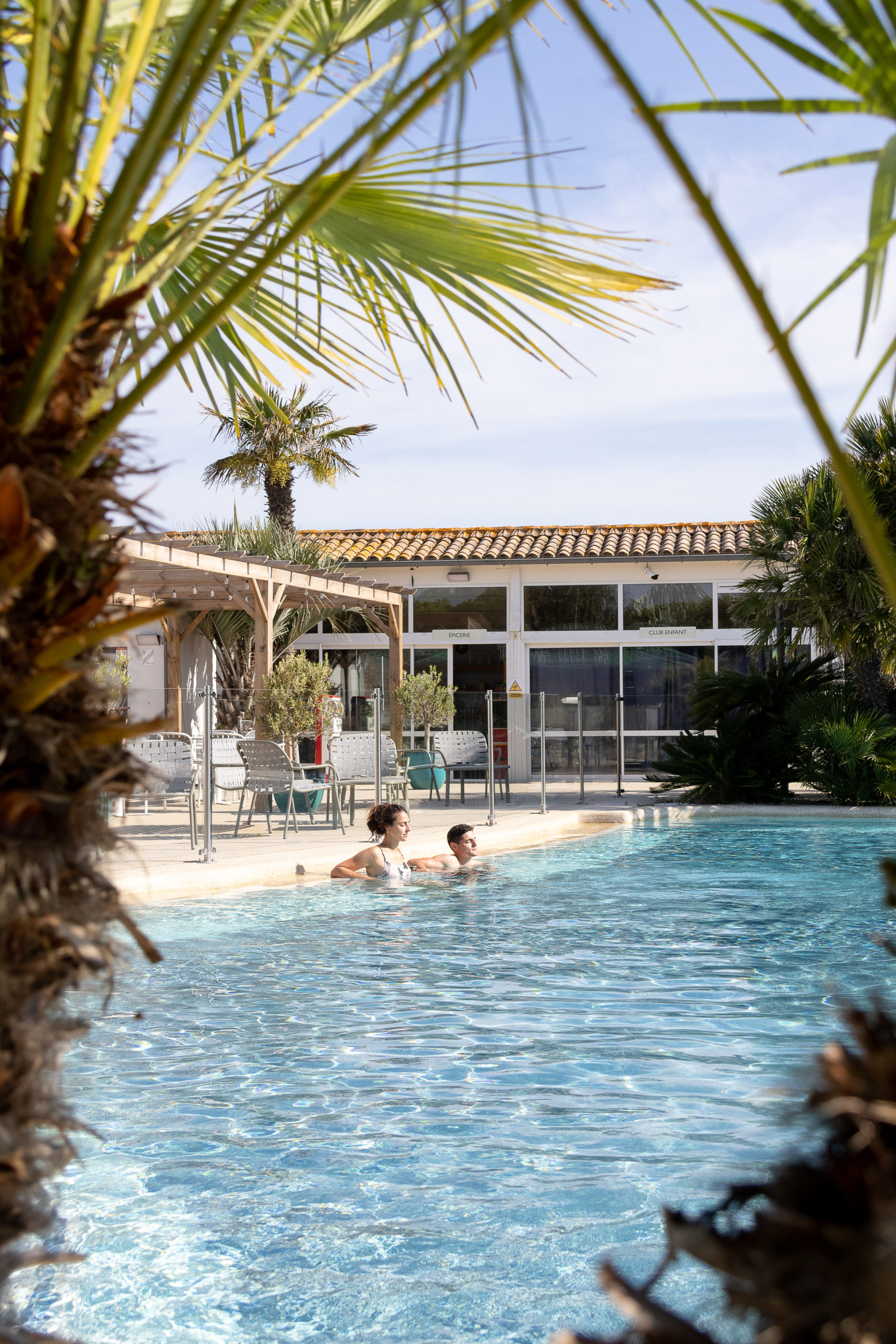 Deux personnes dans une piscine