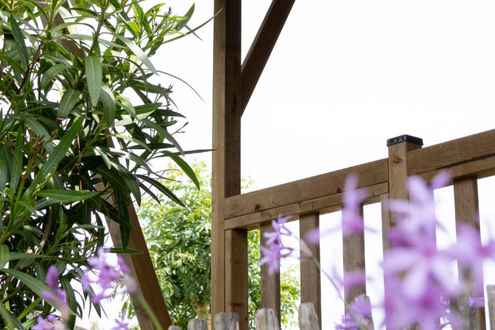 Terrasse de mobil home avec des fleur
