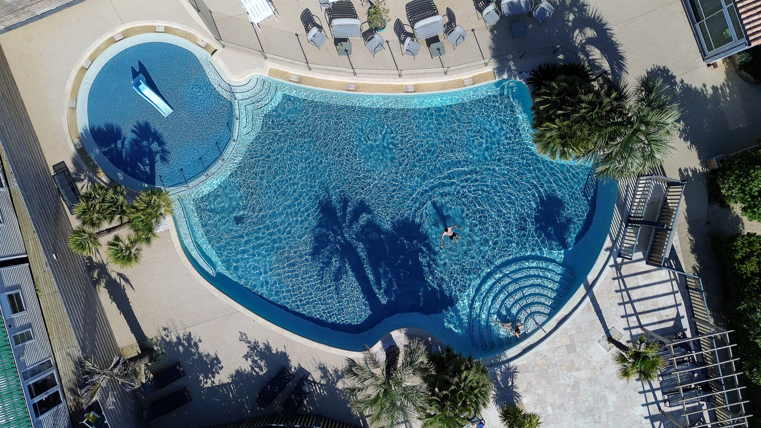 Piscine vu du ciel avec une personne