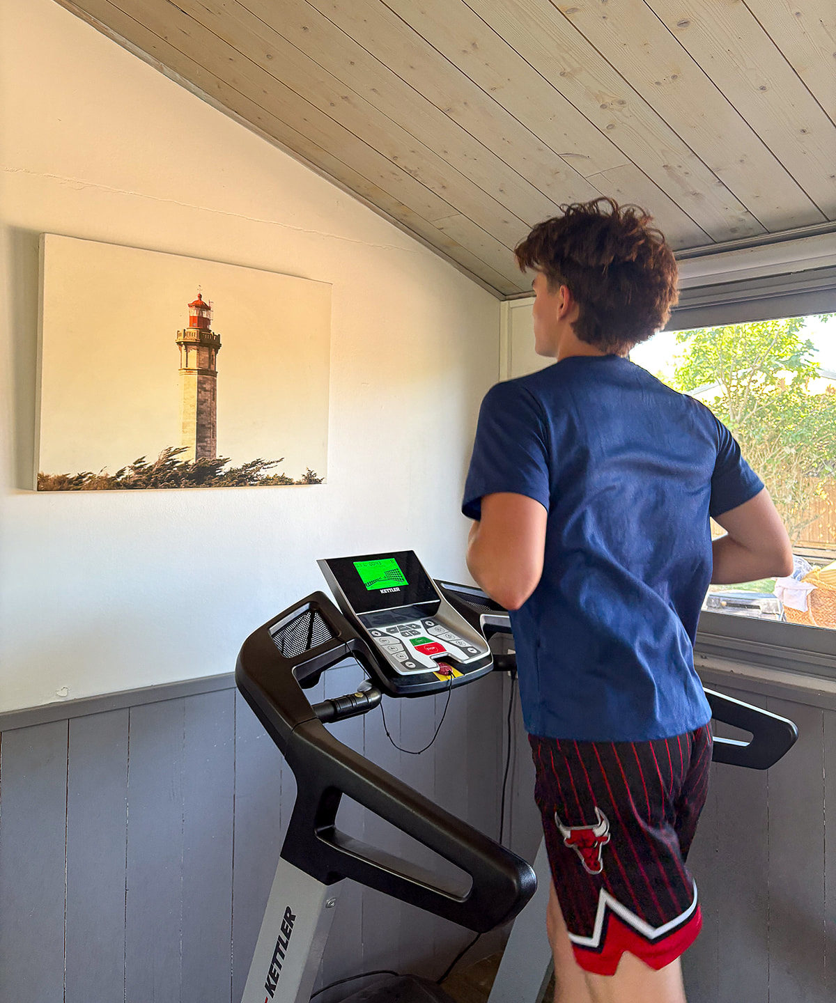Homme qui fait du sport sur un tapis de course au camping La Plage