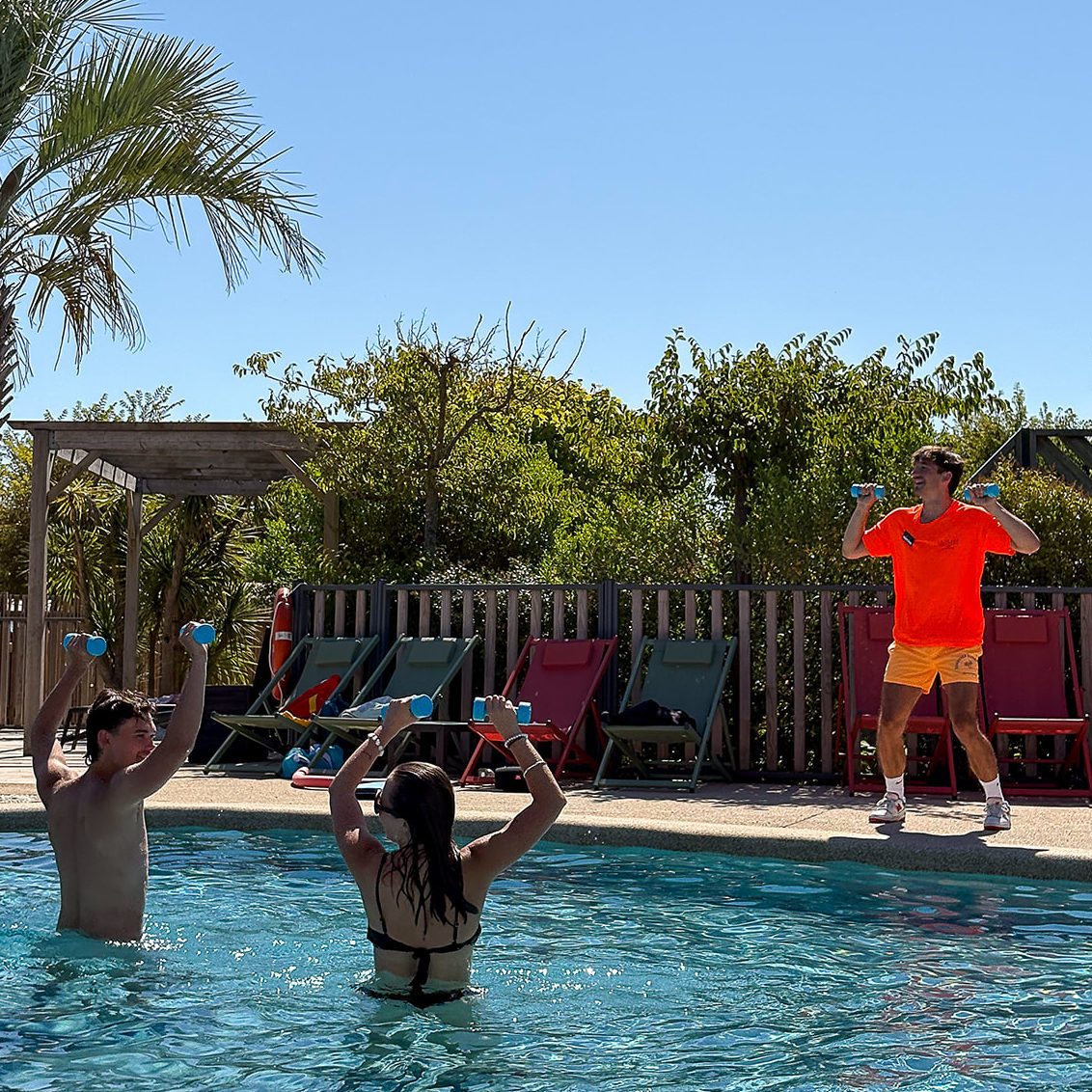 Deux personnes qui profite d'une animation dans la piscine