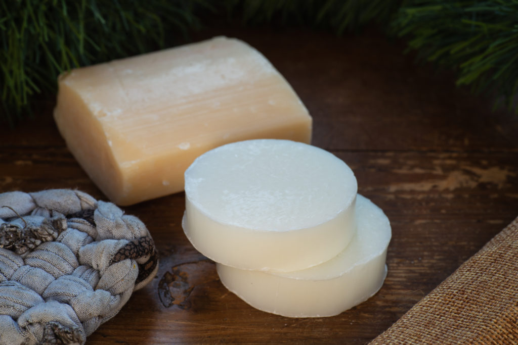 Savon d'Ânesse fait à la main disposé sur un fond rustique