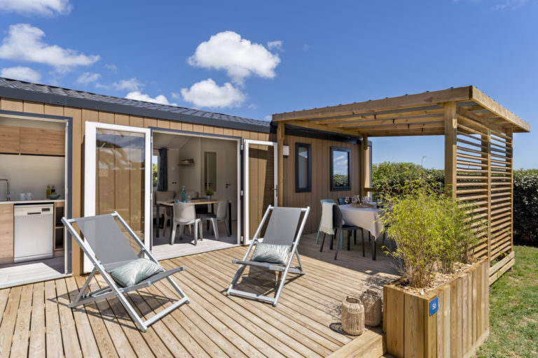 Terrasse en bois avec chaises longues.