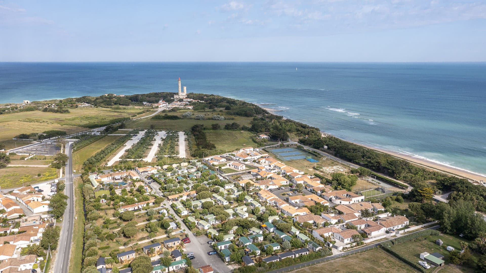 Vue aérienne de l'île avec phare et côte