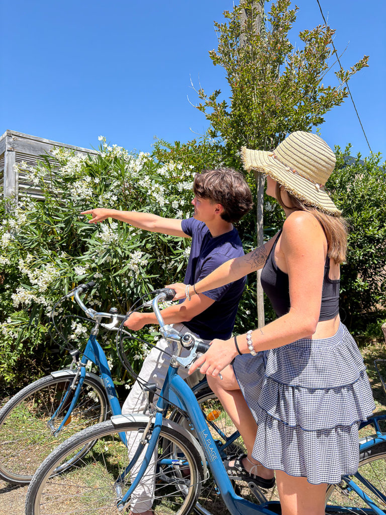 Personnes à vélo sur l'ile de Ré