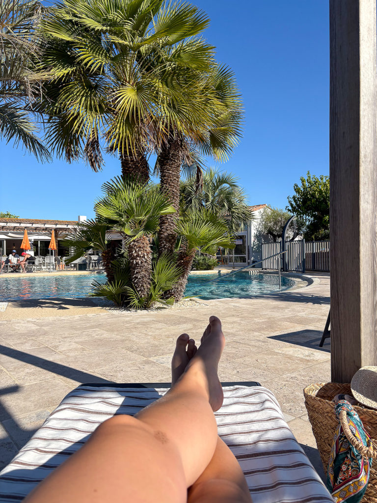 personne qui se relaxe au bord de la piscine ILE DE RE